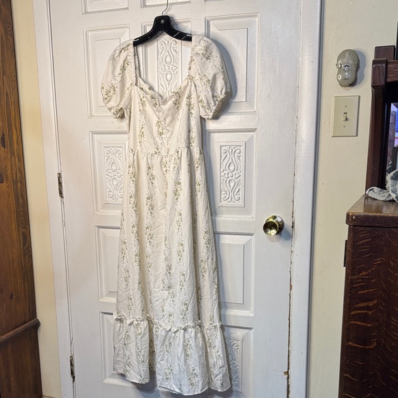 Elegant Floral Royal Princess Jeweled White  Dress Size Medium - Picture 8 of 16